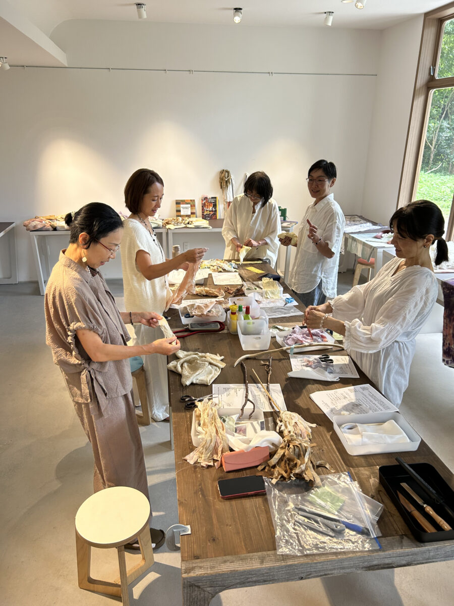 地球の命の色かたちと遊ぶアートワーク”eARThはたき”