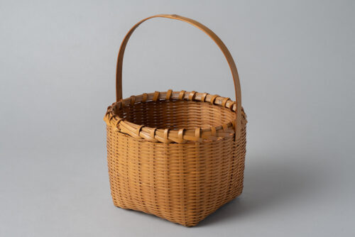 丁寧な作りの古い竹籠